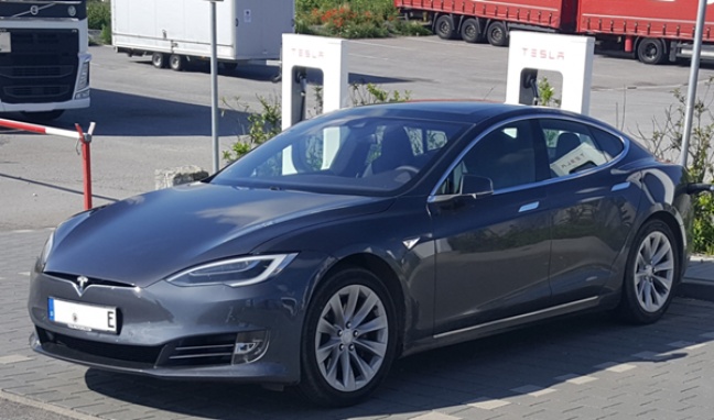 Tesla będzie zmuszona wycofać 100 tys. samochodów!?