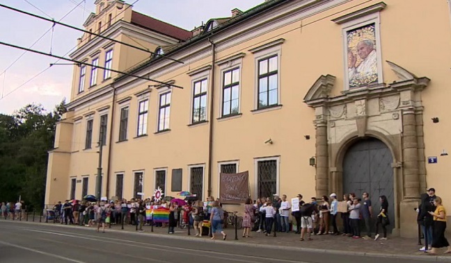 Protest przed krakowską kurią. &quot;Kościół sieje nienawiść&quot;