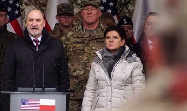 Macierewicz wygwizdany podczas witania żołnierzy z USA