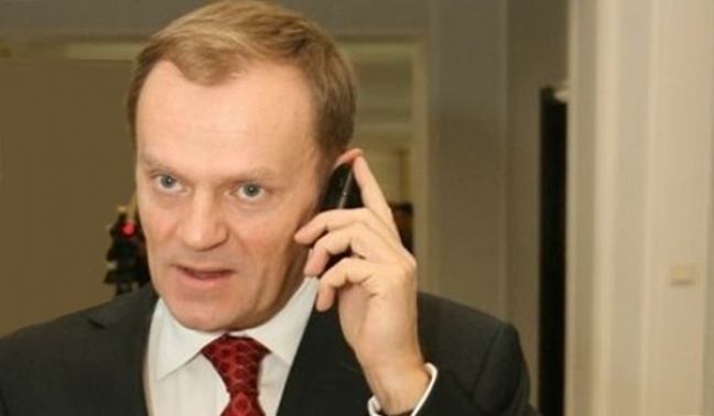 Tusk zniesmaczony słowami Camerona łapie za telefon