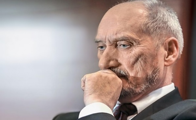 Co powiedział Macierewicz oddając swój fotel Błaszczakowi