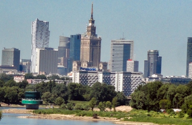 Małe miasta wymierają. &quot;Kradnie&quot; ich Warszawa