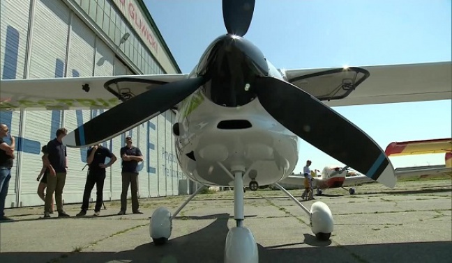 W Gliwicach zaprezentowano pierwszy seryjnie produkowany samolot elektryczny