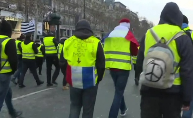 &quot;Żółte kamizelki&quot; znów na ulicach Paryża.