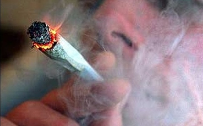 Sąsiedzi walczą z miłośnikiem palenia marihuany