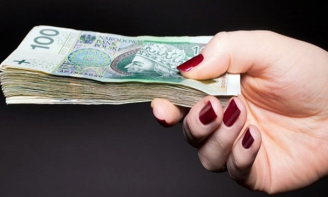 Okradła pracodawcę z pieniędzy i uciekła.