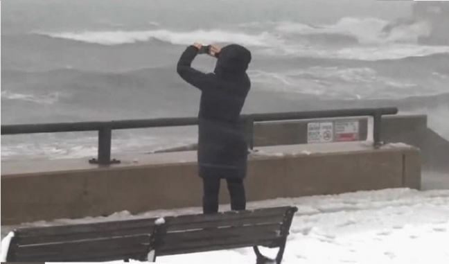 Wschodnie Wybrzeże USA pod śniegiem. Pozamykane szkoły, odwołane loty i zasypane ulice.