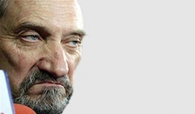 Macierewicz pobudza zbiorową paranoję