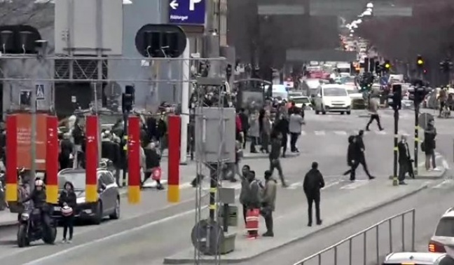 Ciężarówka wjechała w tłum w centrum Sztokholmu.