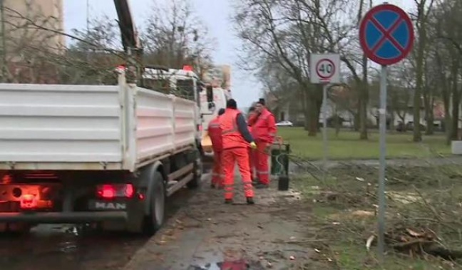 Tysiące ludzi bez prądu. Orkan &quot;Barbara&quot; nad Polską