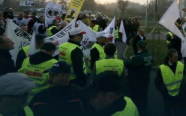 Starcia górników przed siedzibą JSW