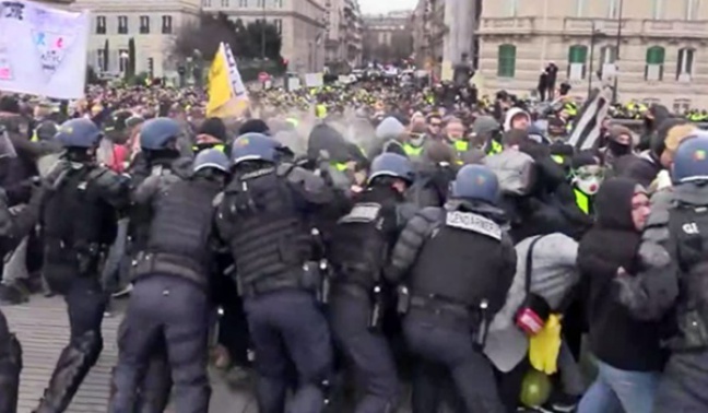 Wielogodzinne starcia na ulicach Paryża w czasie protestu &quot;żółtych kamizelek&quot;