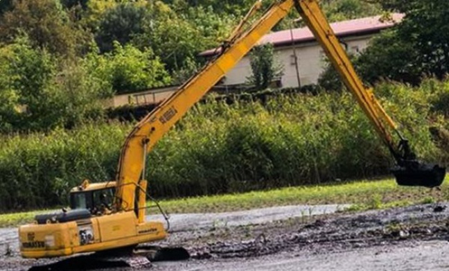 Operator koparki wraz z maszyną utonął w stawie